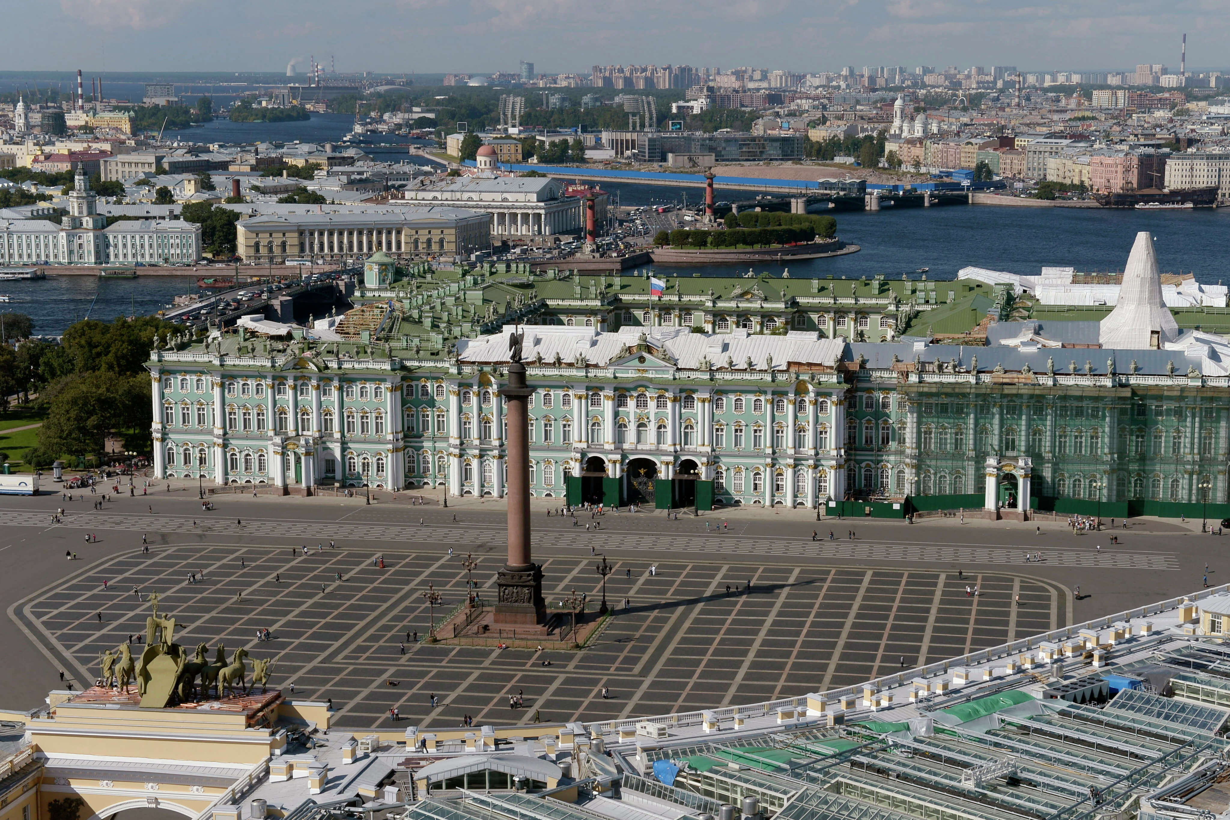 Панорамный снимок, в центре - Александровская колонна.