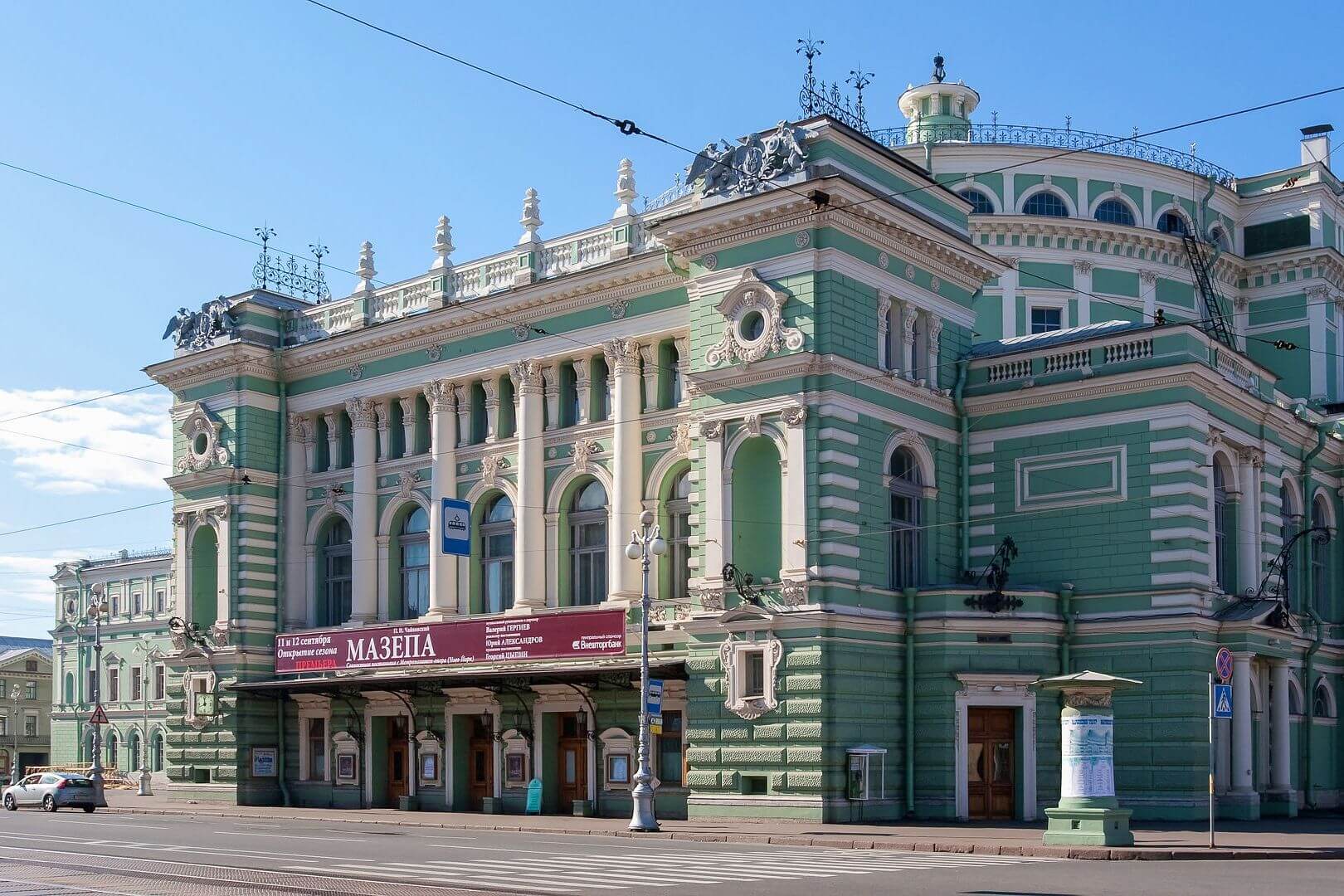 Главное здание театра, центральный фасад.