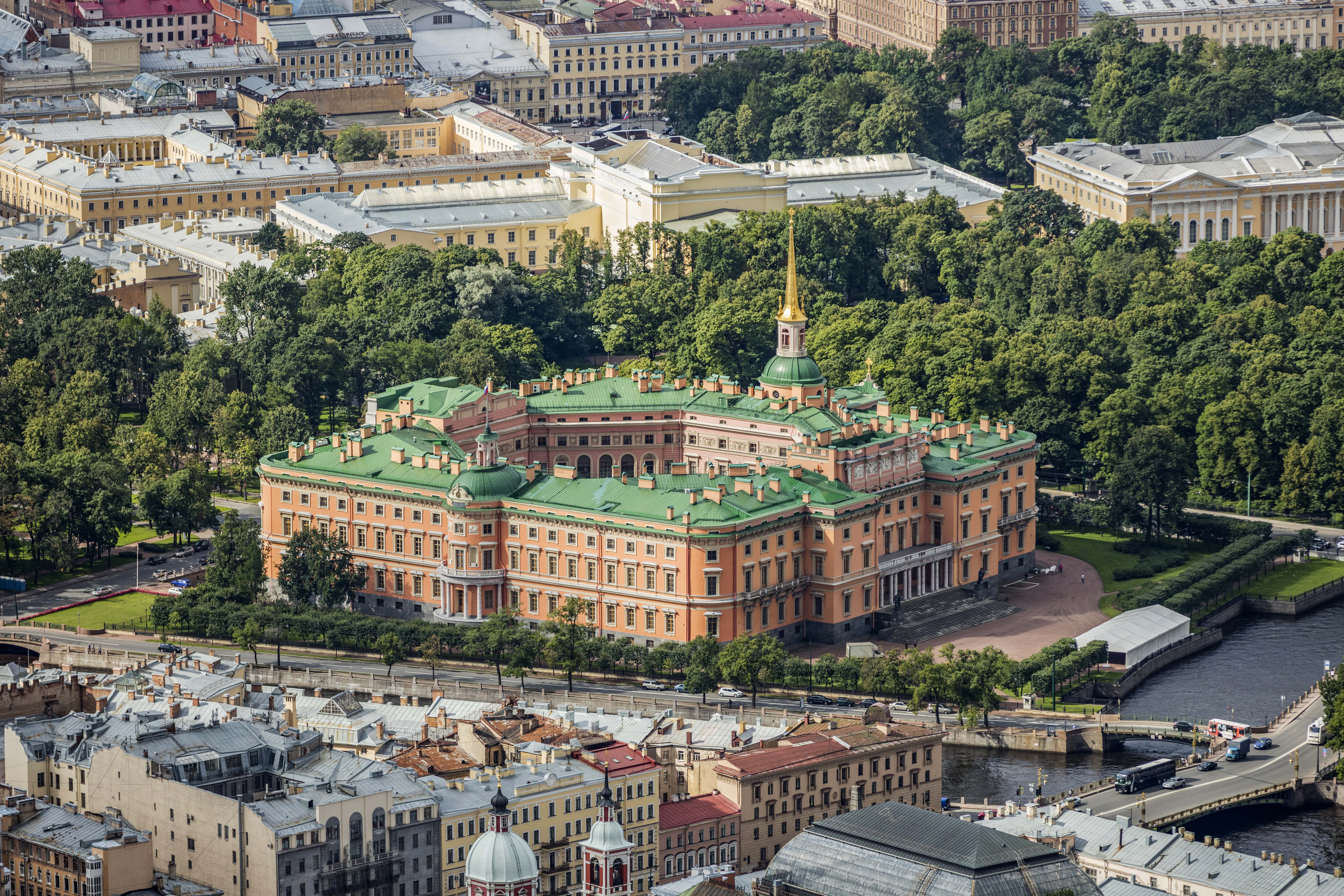 Вид на замок и прилегающий к нему сад Михайловского дворца.