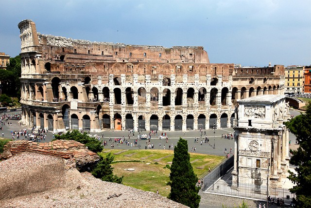 кто построил Колизей в Риме