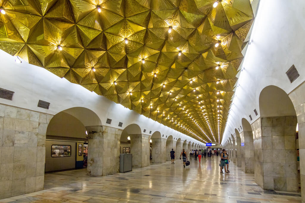 Свод станции украшен декоративным куполом из анодированных под золото четырёхугольных пирамид.