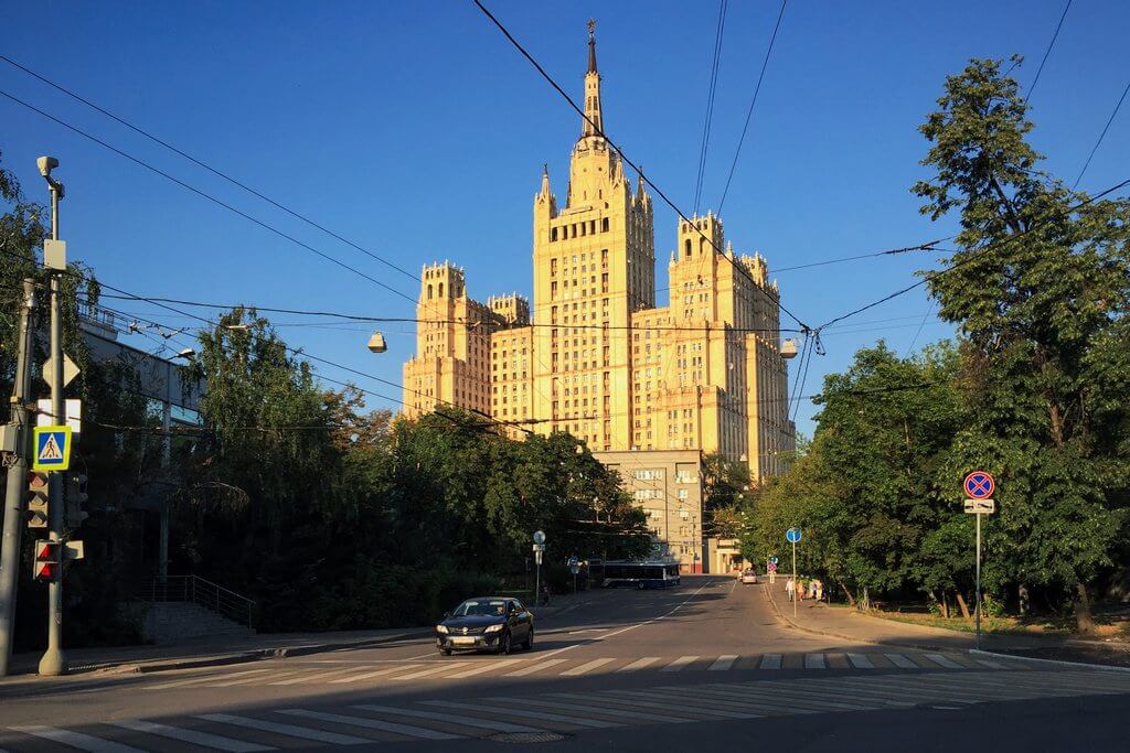 Фасад здания в лучах заката, пересечение улиц Заморёнова и Дружинниковская.