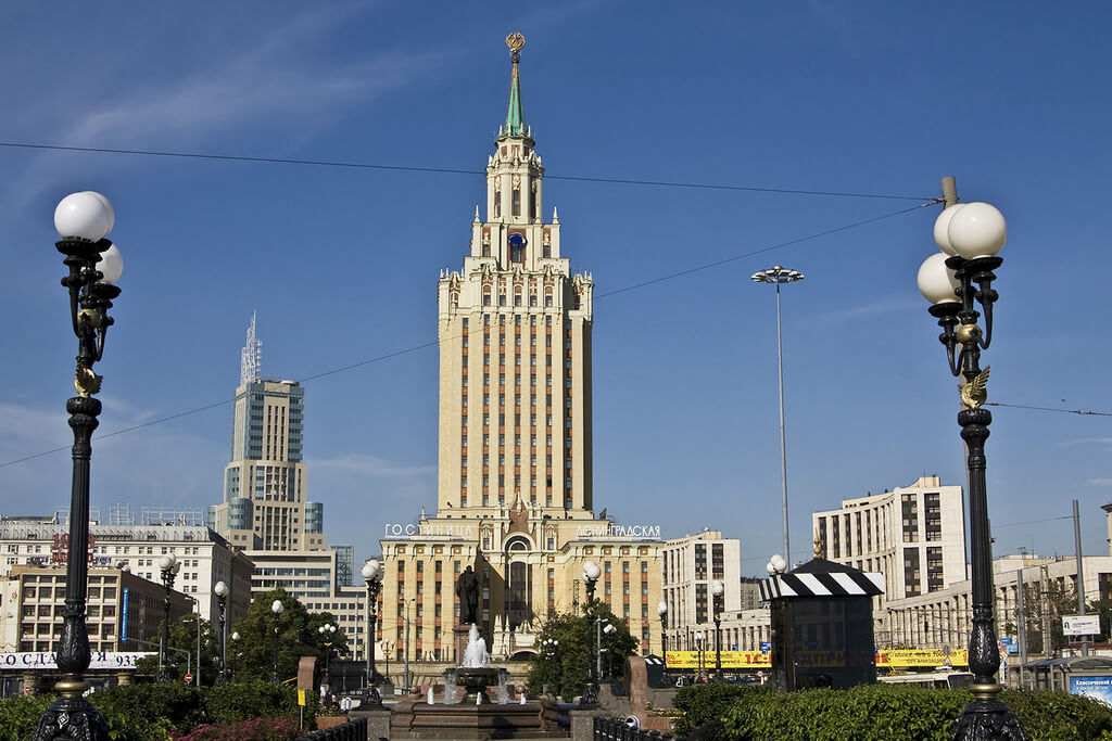 Вид на гостиницу с Комсомольской площади. В центре сквера установлен памятник Павлу Мельникову.