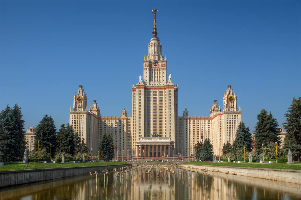 Главный фасад здания, вид со стороны Воробьевых гор. Перед центральным входом расположена Аллея ученых, с фонтаном и бюстами знаменитых российских деятелей культуры и науки.
