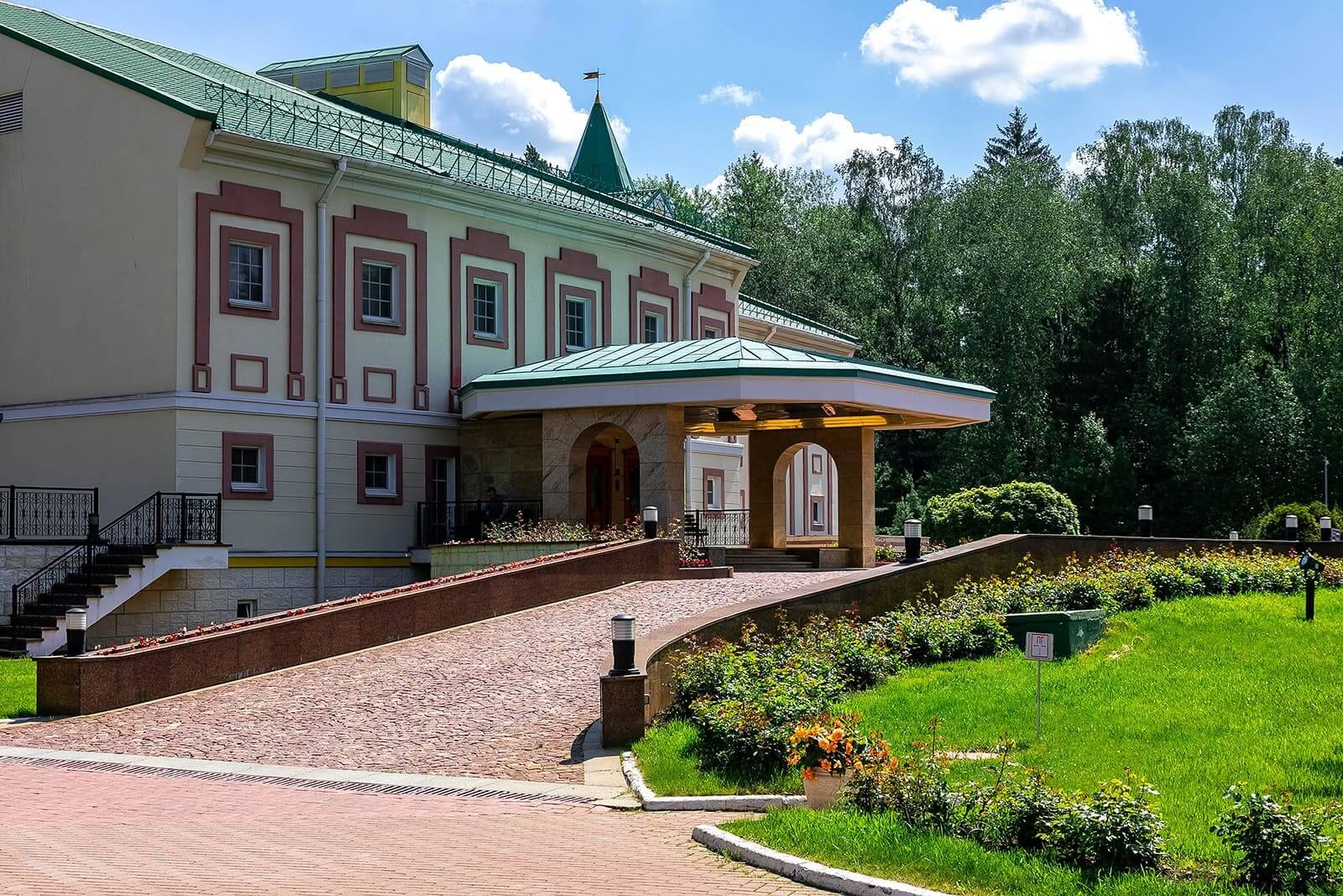 Парадный вход Бутик-отель «Богородское».
