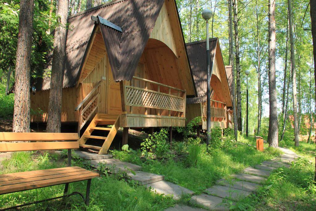 Отдых в отдельных домиках в лесу.