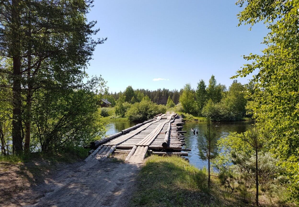 Старый деревянный мост через реку.