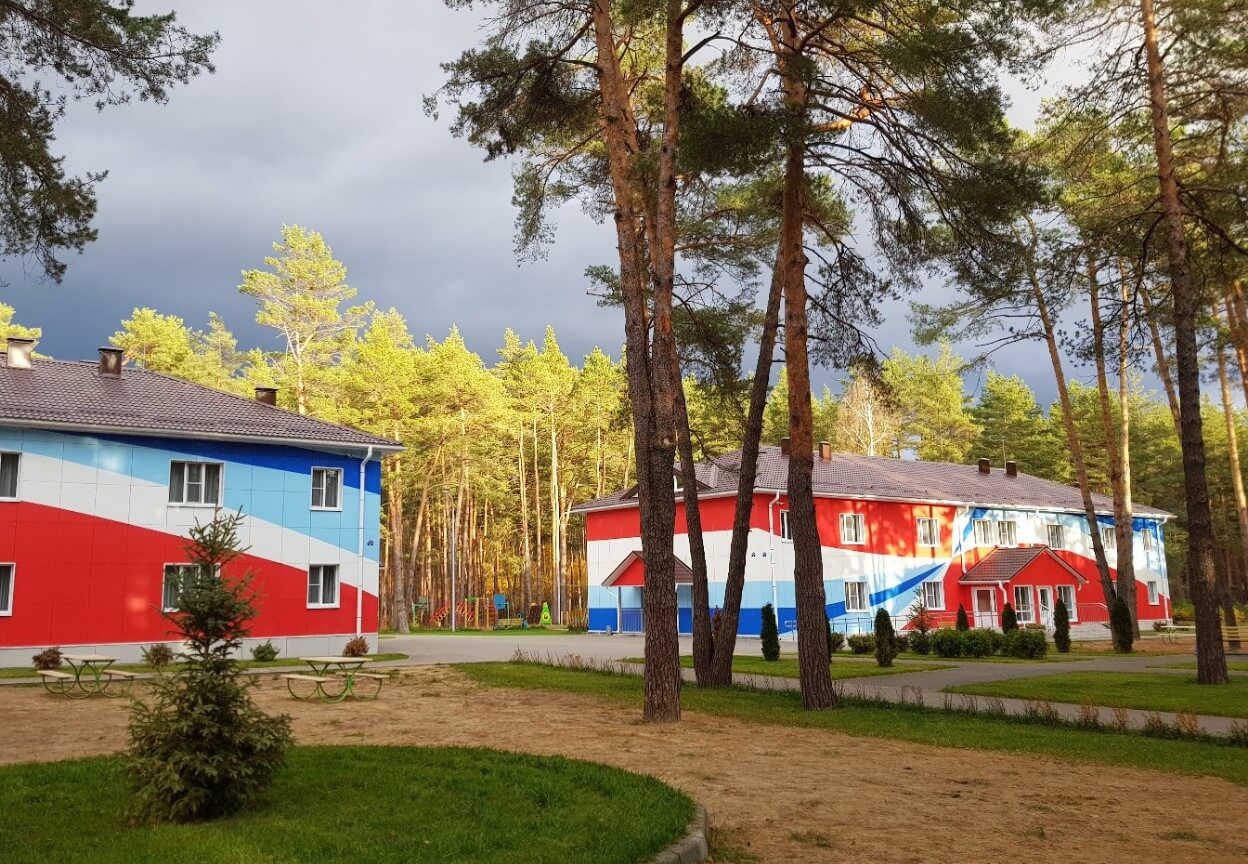 Корпуса базы отдыха выкрашены в цвета российского флага.