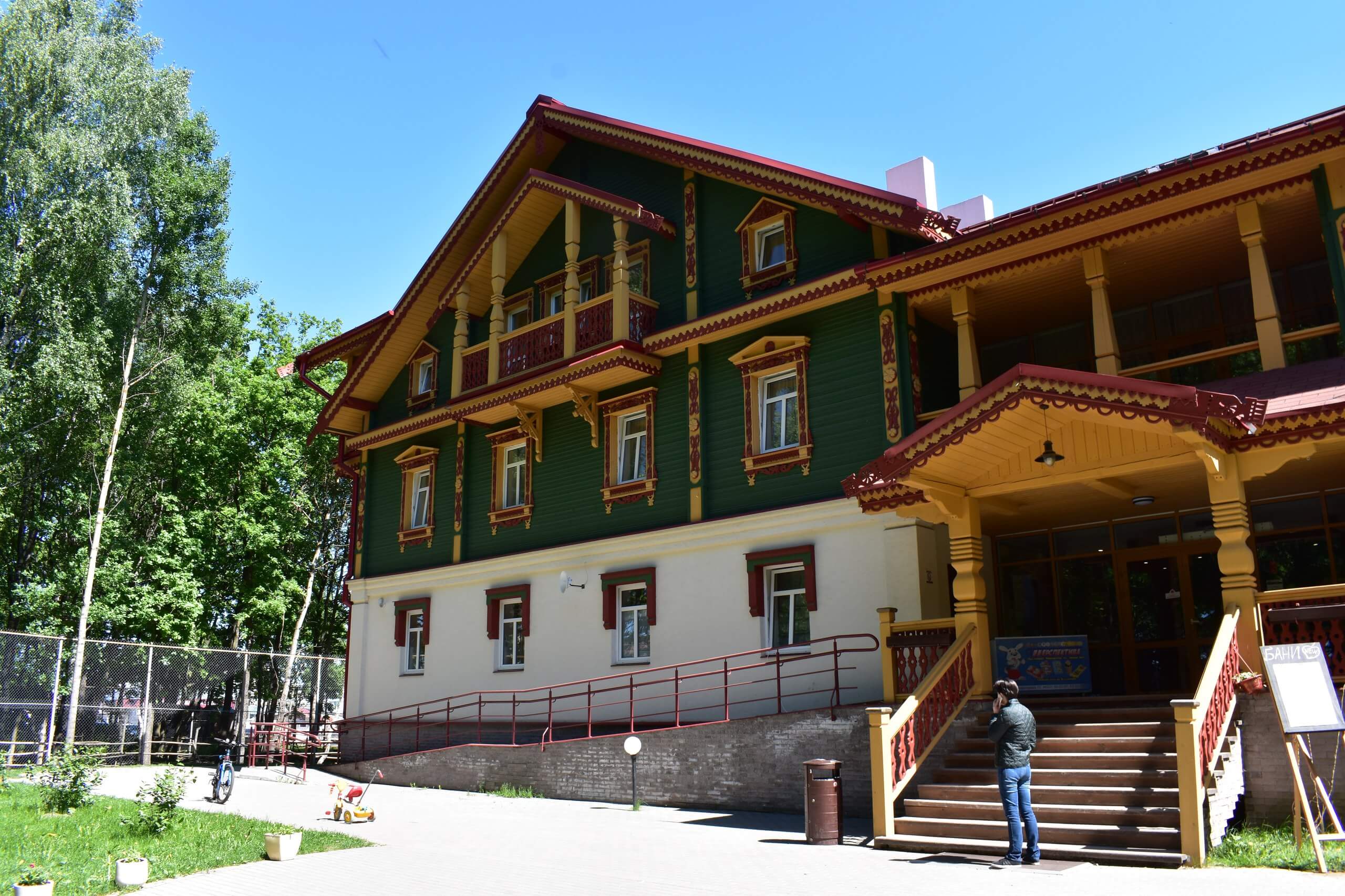 Купеческий дворец с отделкой под старину, в стиле русского деревянного зодчества.