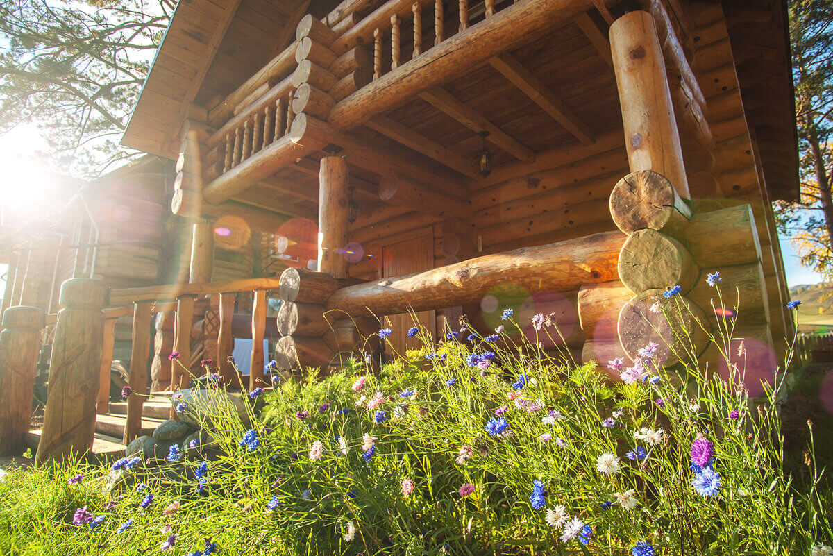 Крыльцо деревянного дома. Солнечные блики.