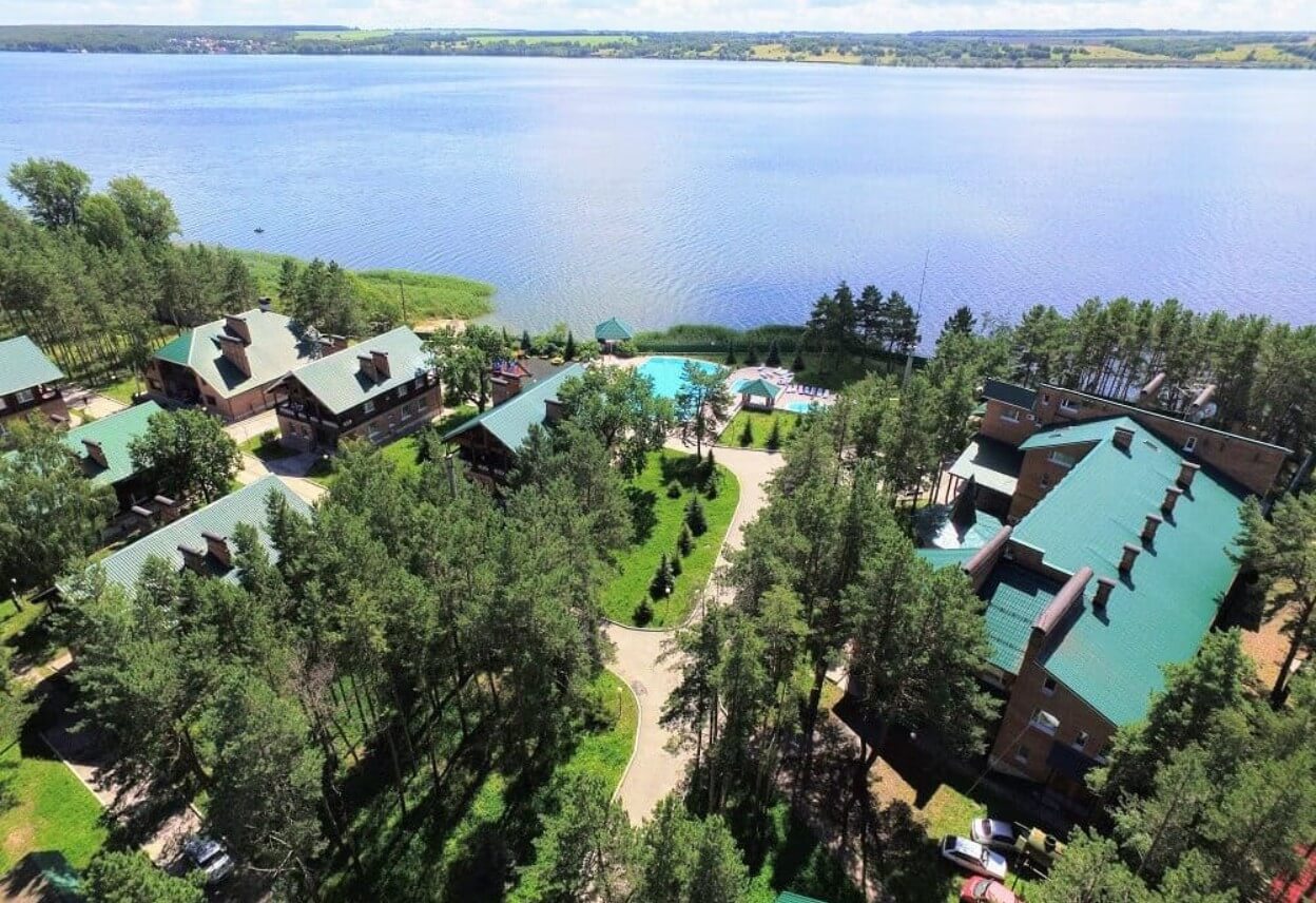 Панорамный снимок, парк-отель на берегу реки.