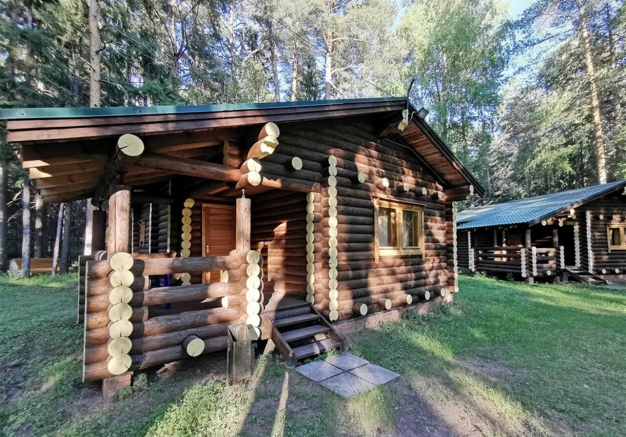 Крыльцо деревянного дома, отдых в лесу.