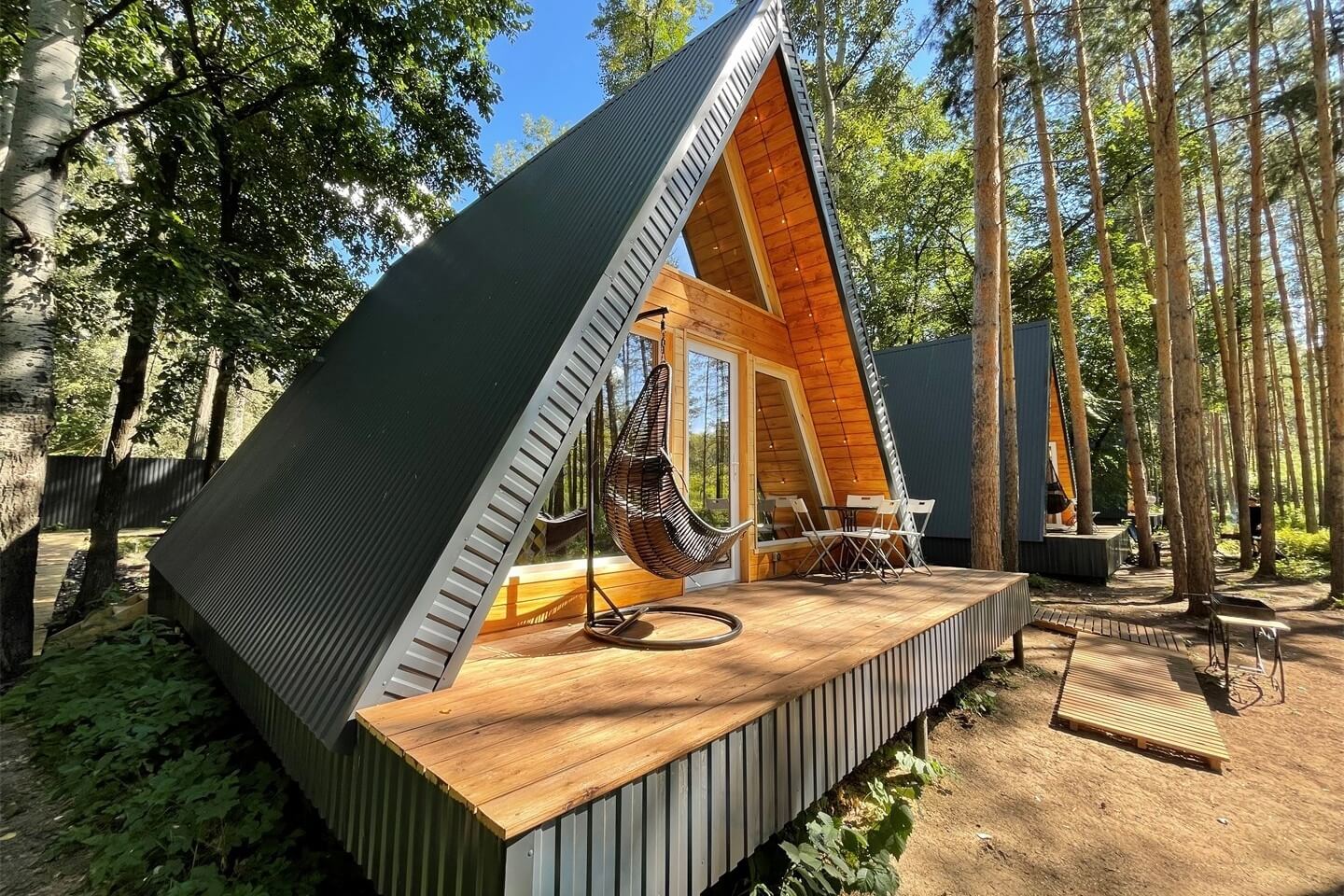 Треугольный домик с террасой.
