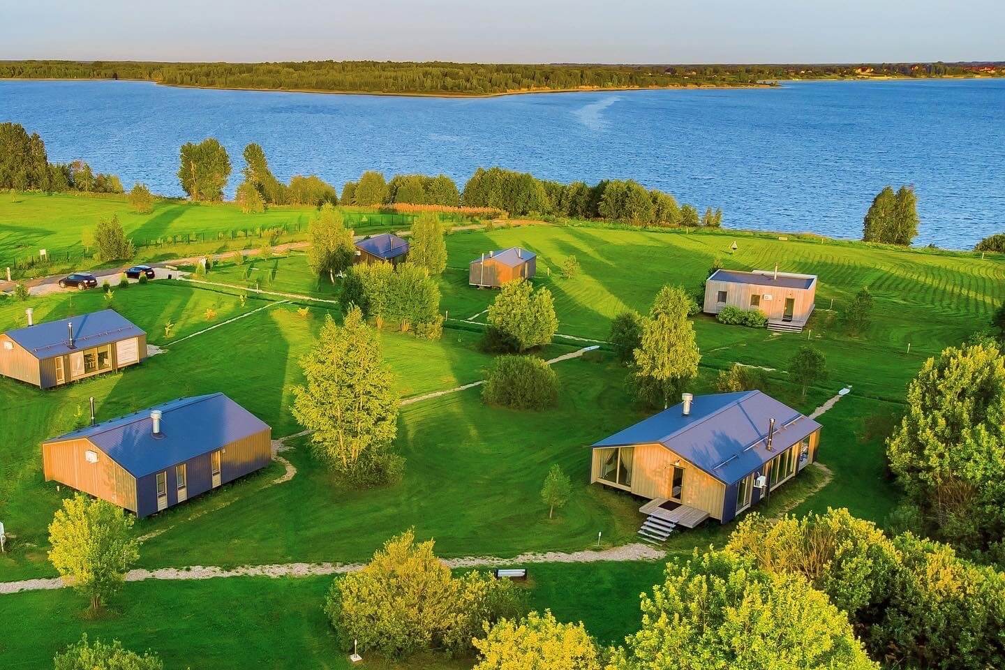 Панорамный вид: между домами высажен красивый газон для отдыха и игр.