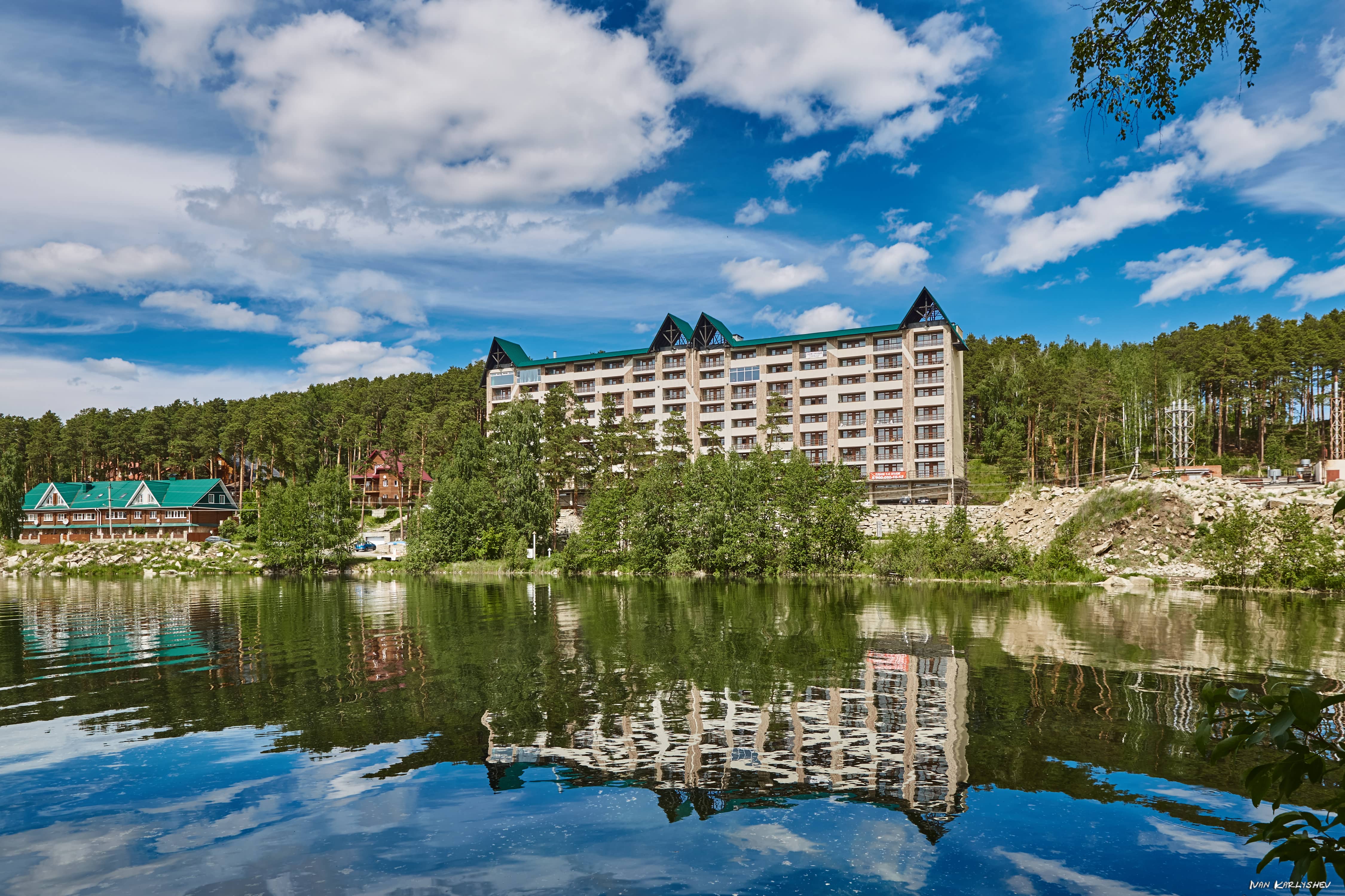 Большой отель на берегу озера.