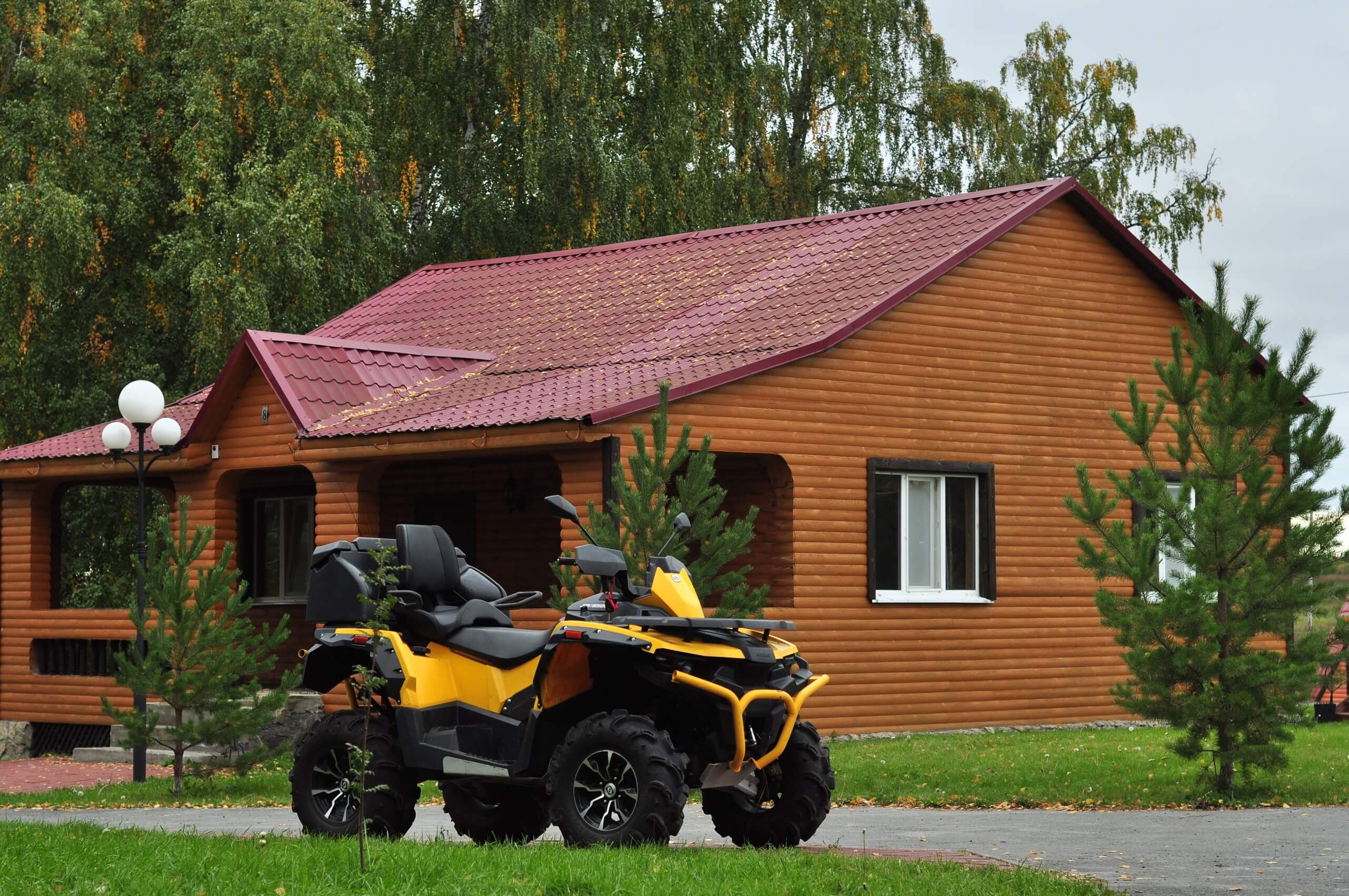 Крутой, модный квадроцикл. Активный отдых на природе.