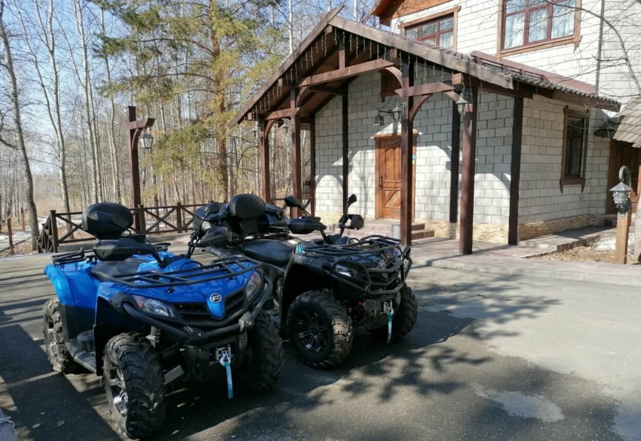 Два квадроцикла уже готовы к лесной прогулке!