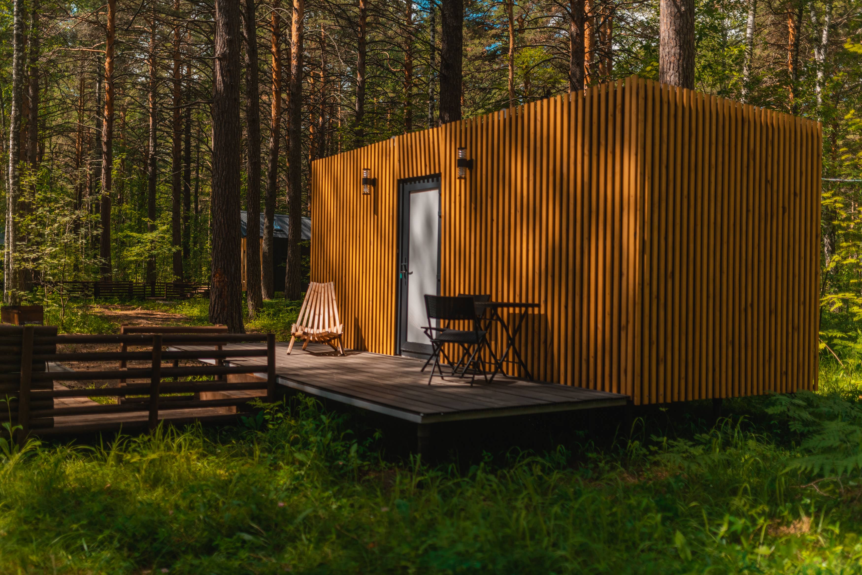 Красивый домик для отдыха в лесу.