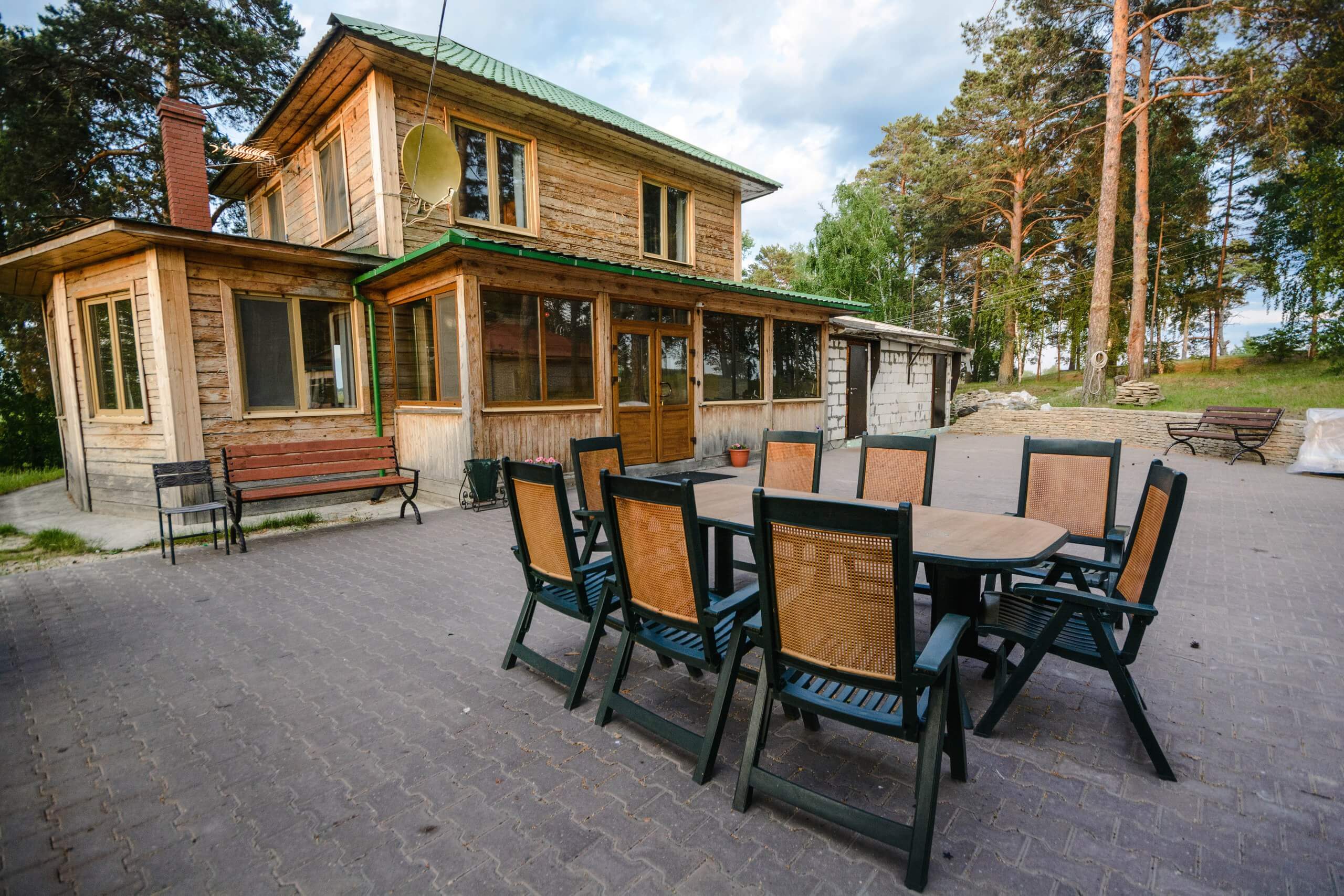 Территория перед крыльцом: стол и стулья на восемь человек.