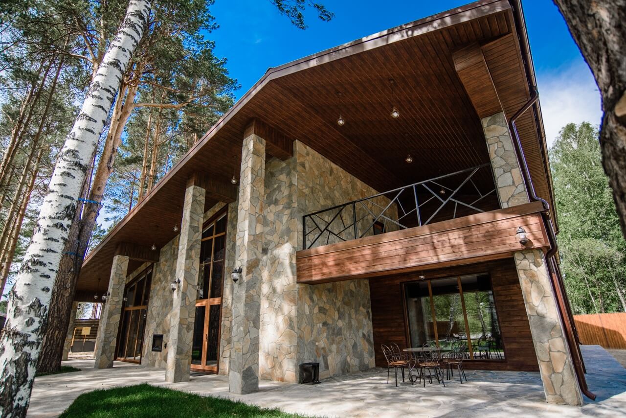 Современная, двухэтажная гостиница.