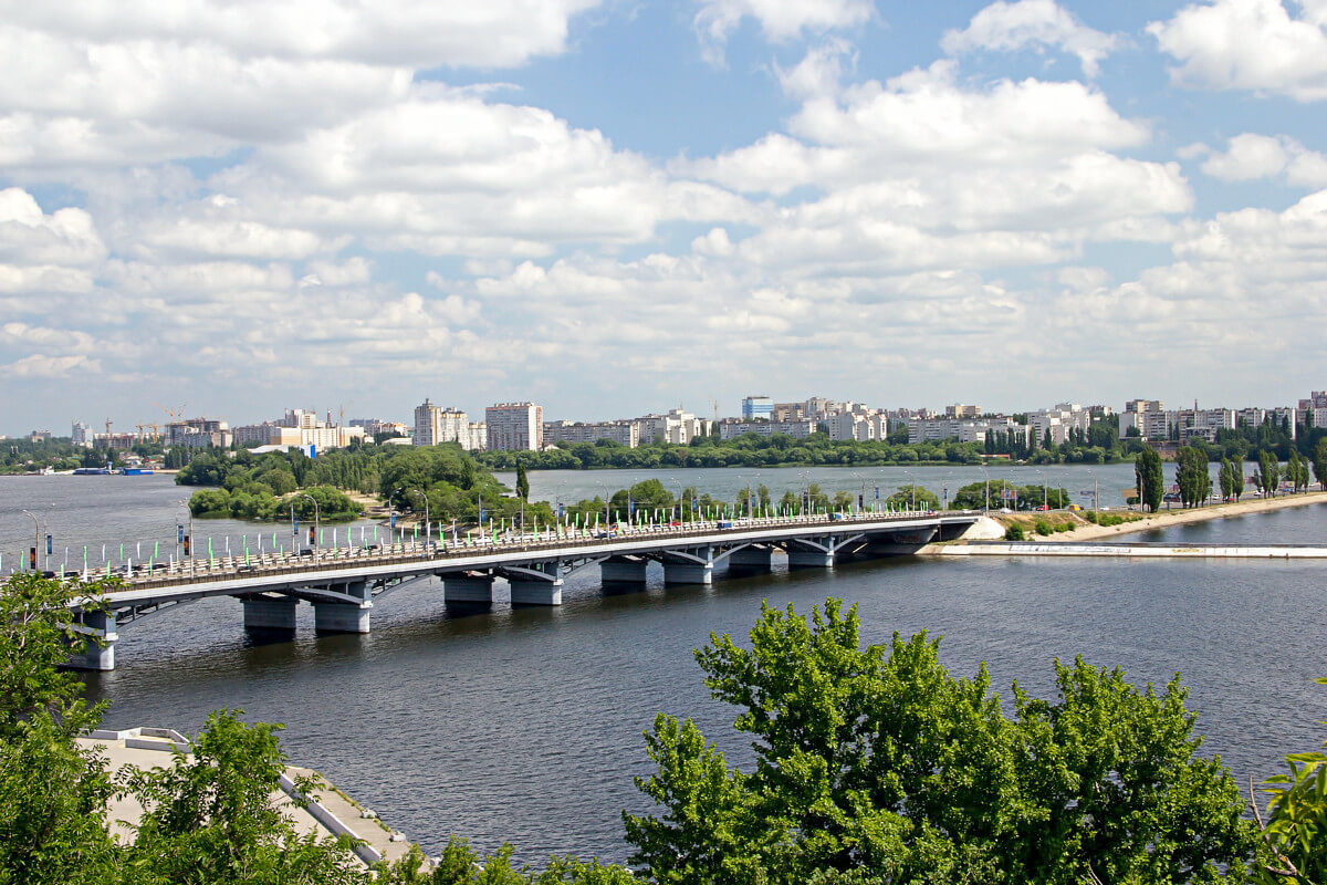 Мост соединяющий две стороны города.