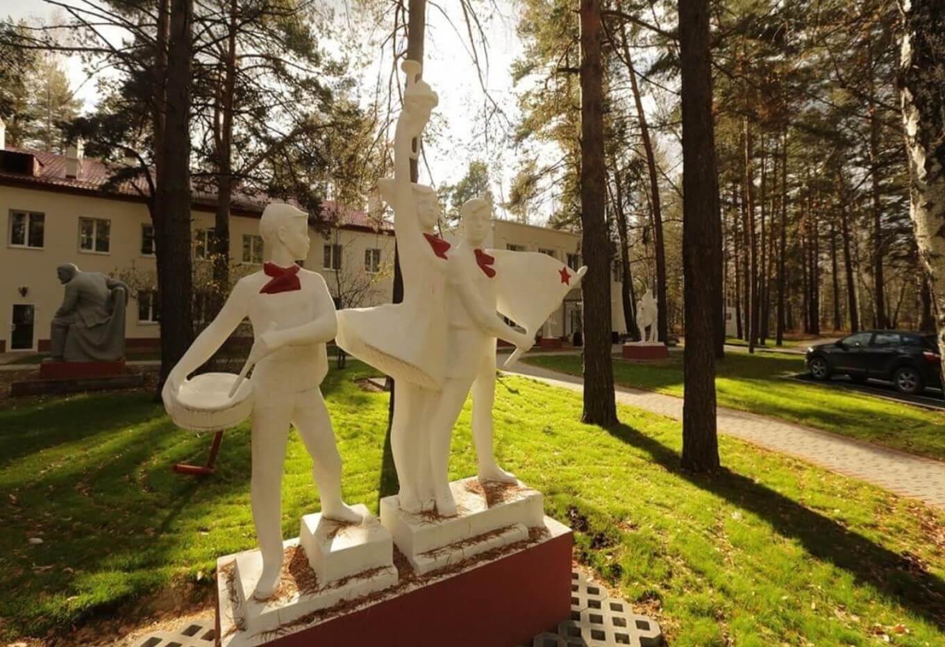 Пионеры. Старые, советские скульптуры.