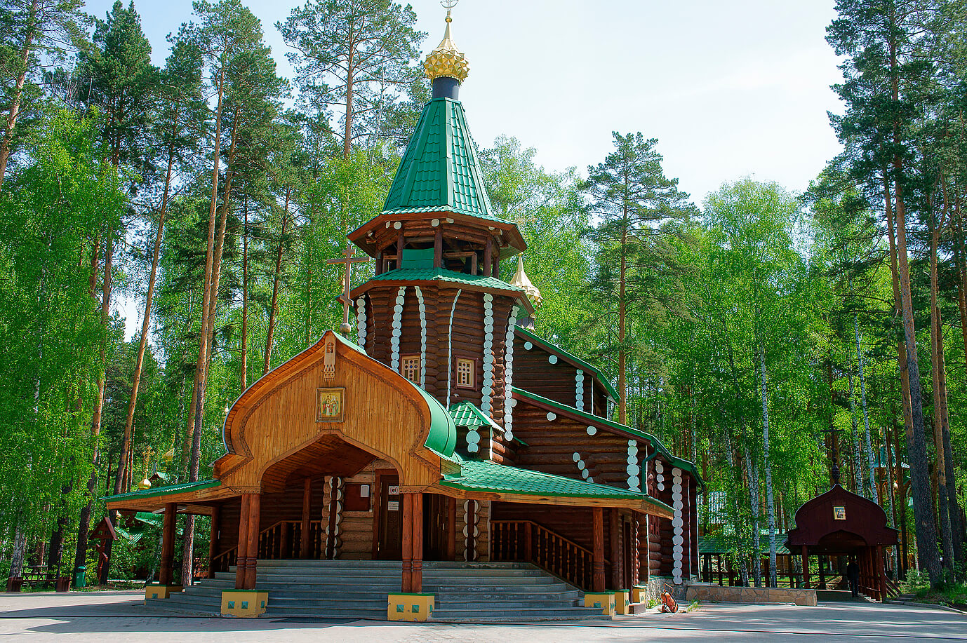 Небольшая деревянная церковь.