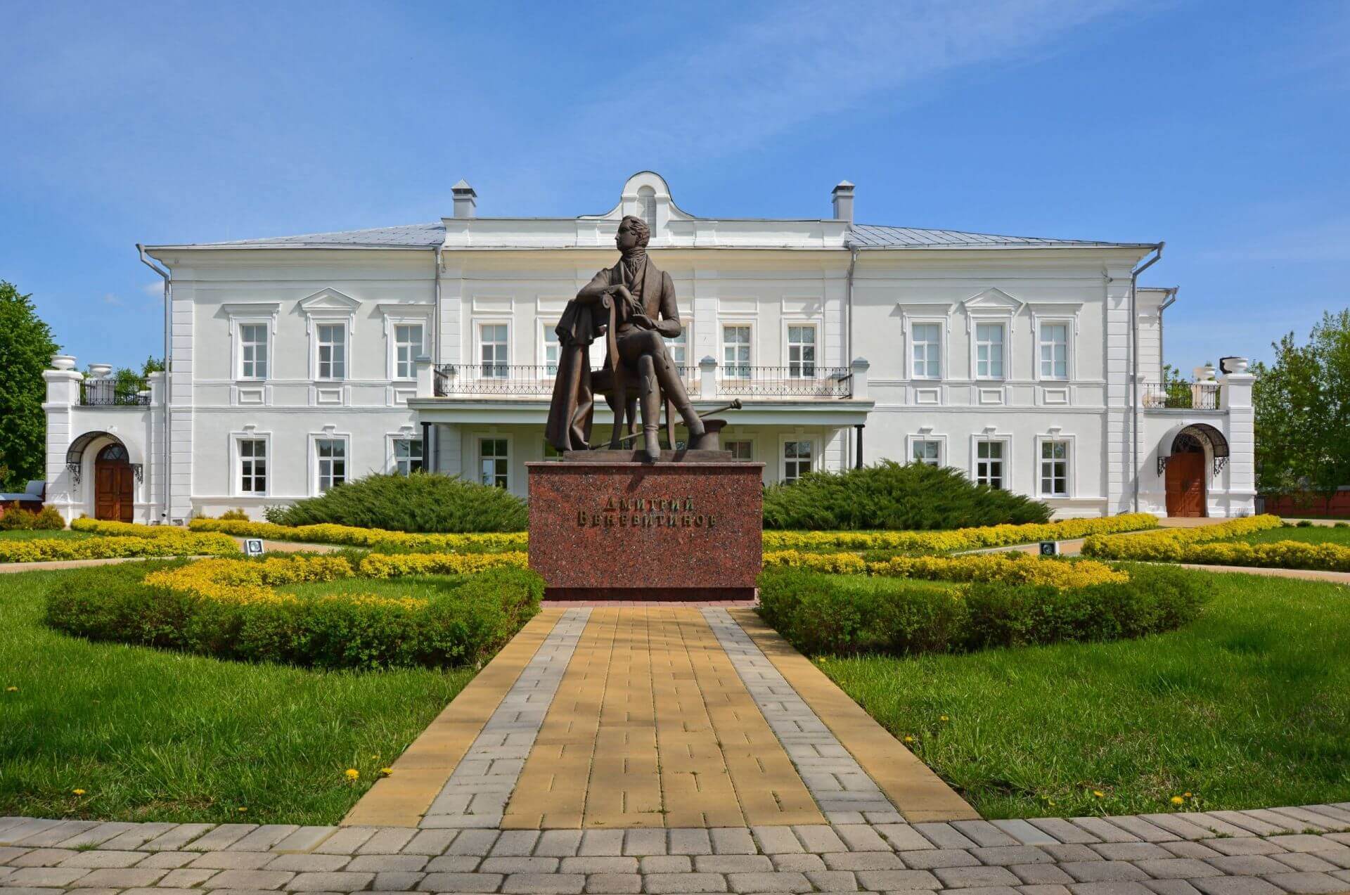 Памятник Веневитинову перед зданием музея.