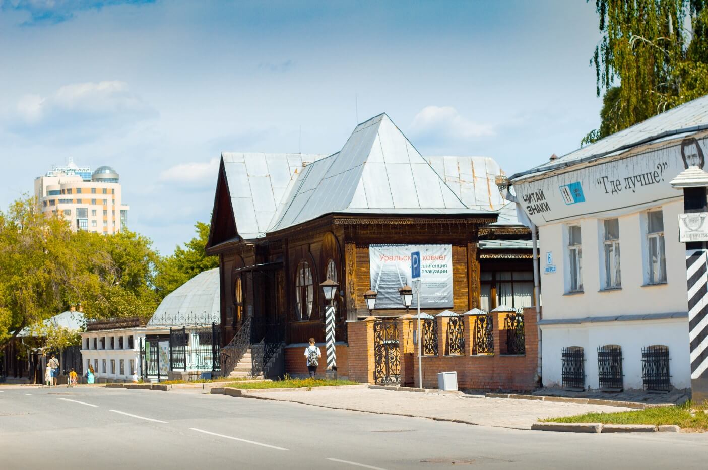 Деревянное здание - музей.