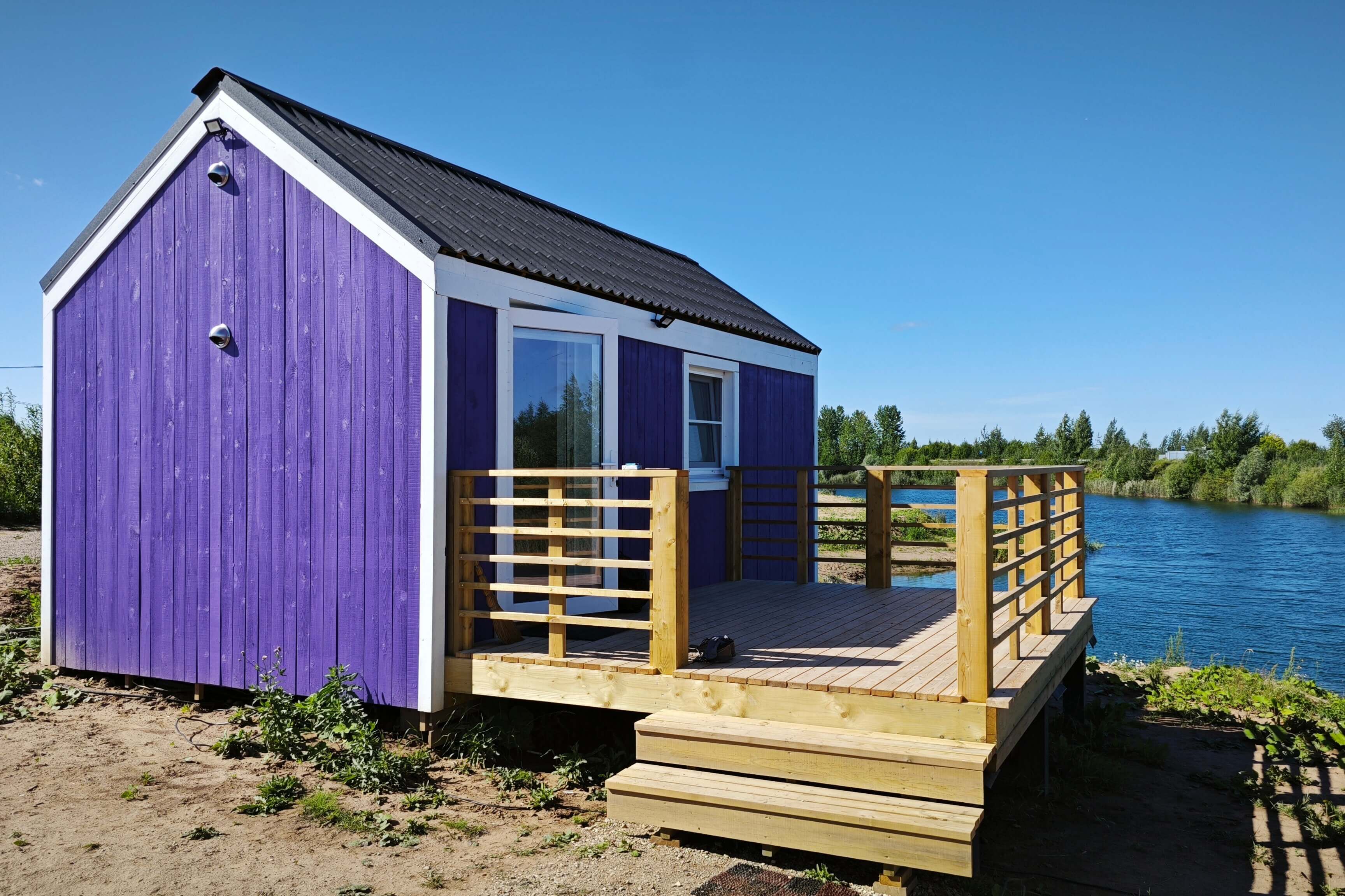 Территория отдыха «Лисья Гора». Фиолетовый домик с террасой.