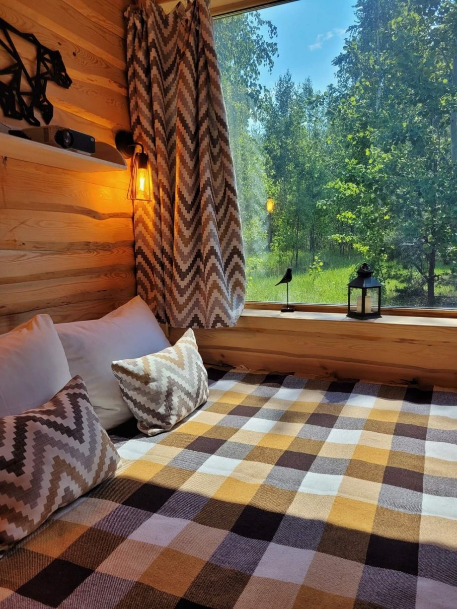 Спальное место находится возле панорамного окна.