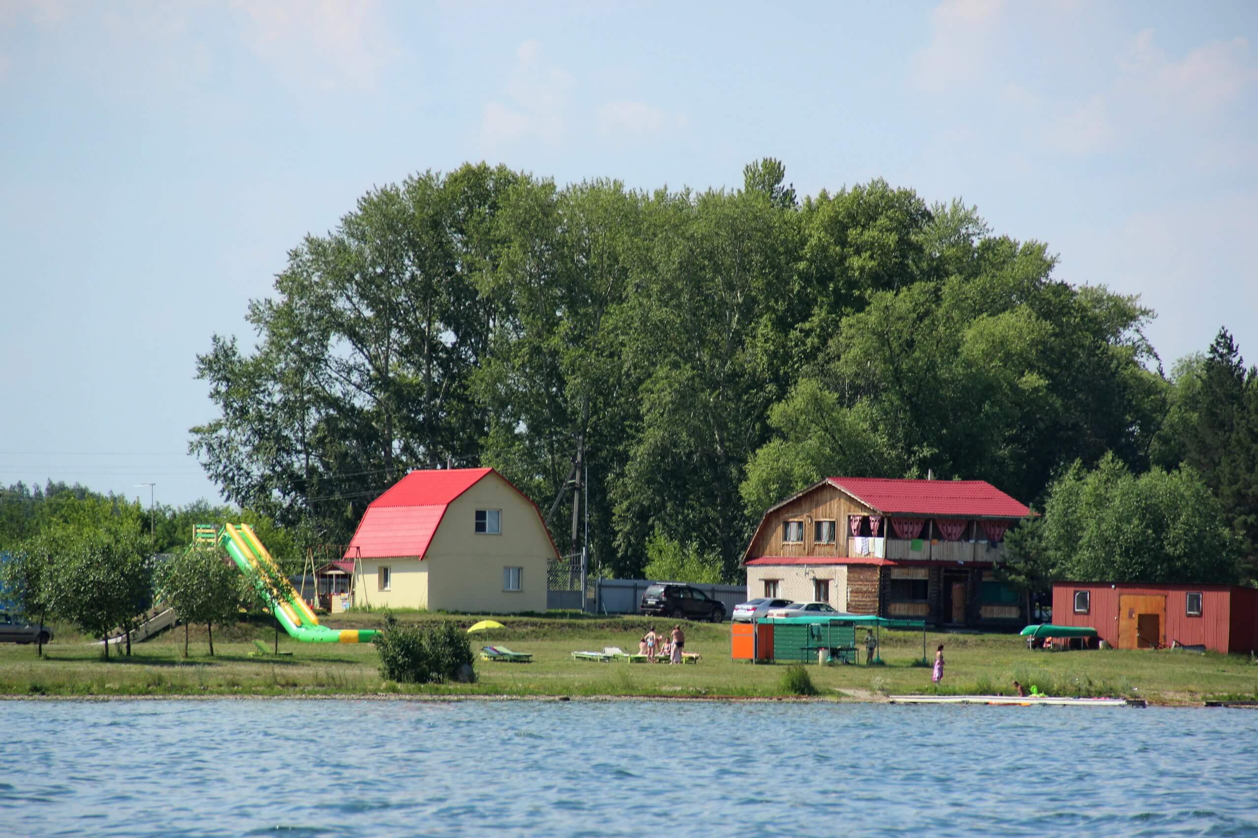 Вид на территорию базы отдыха с озера.