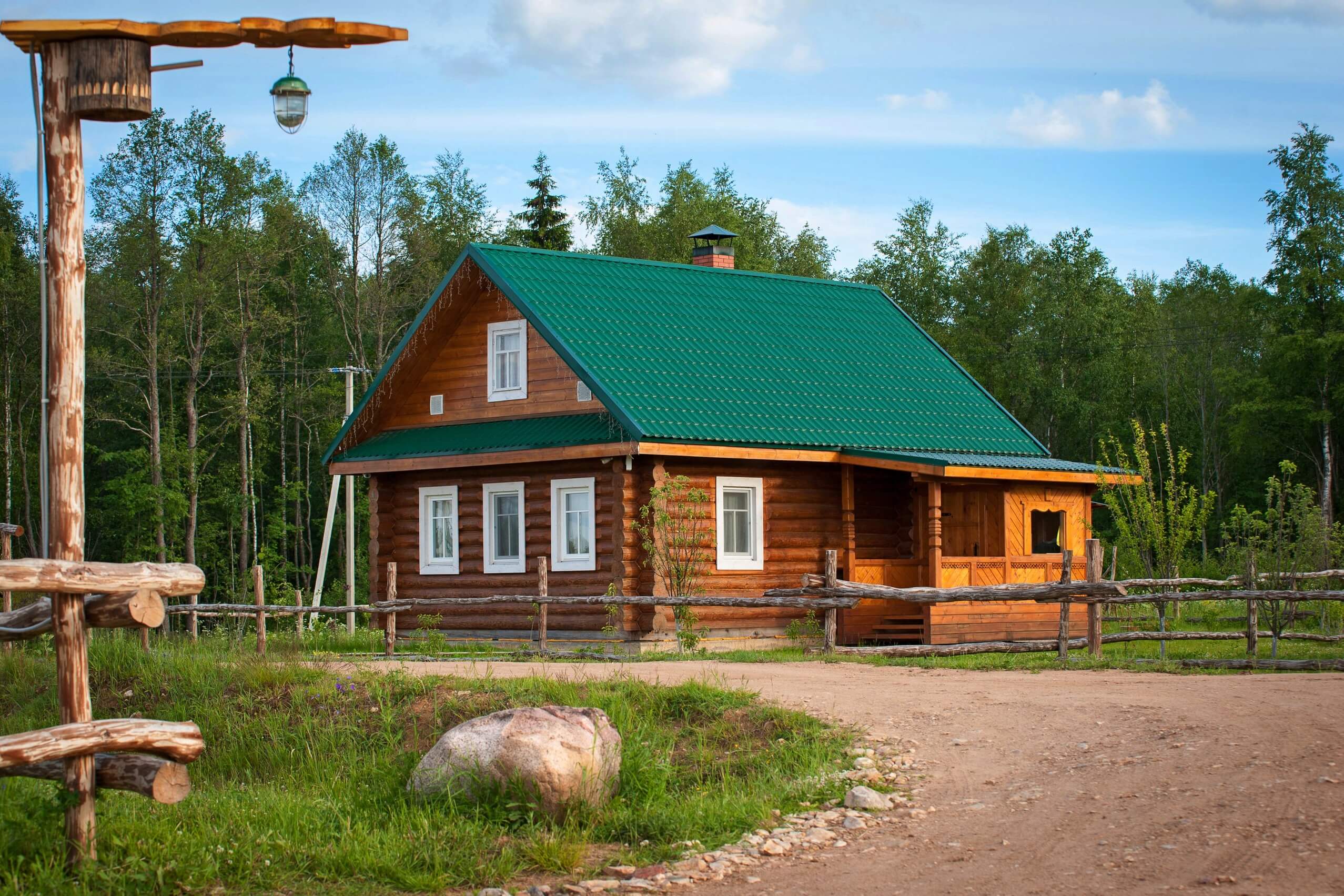 База отдыха «Старый Сиг». Деревенский дом с зеленой крышей.