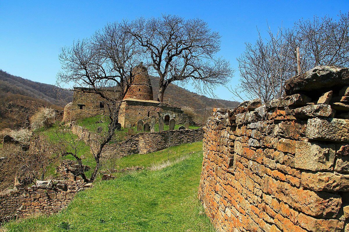 Остатки стен древней крепости.