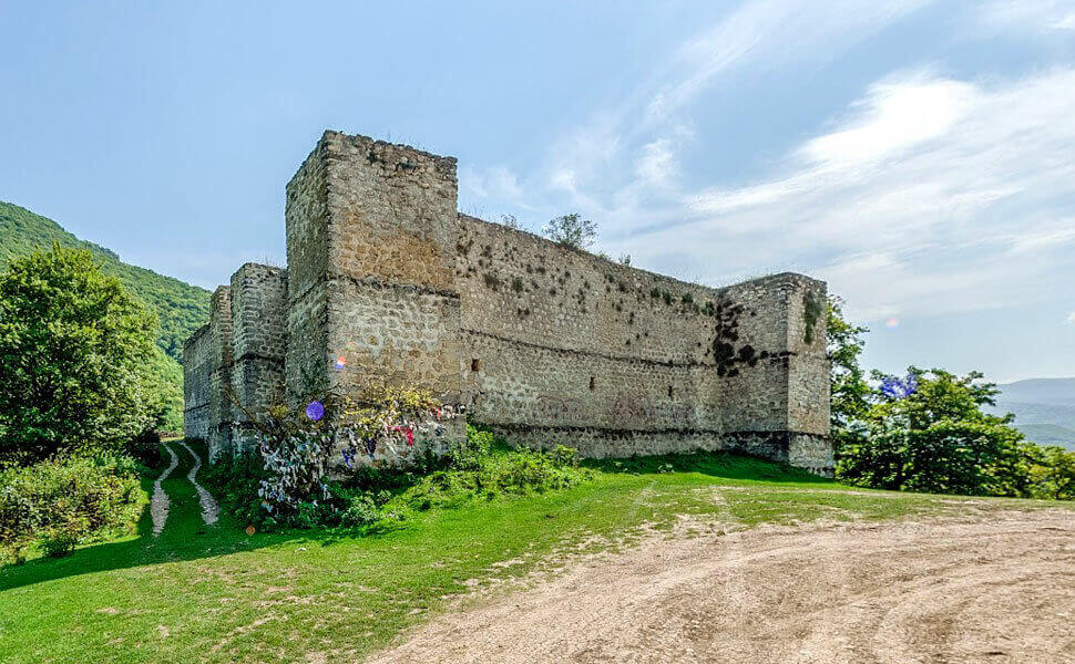Высокие, каменные стены крепости.