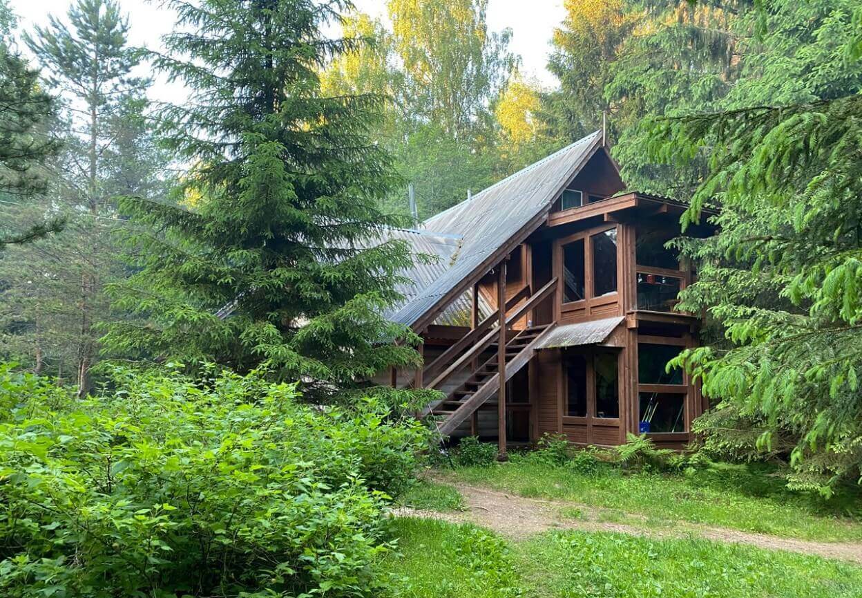 Дом для отдыха в густом лесу.