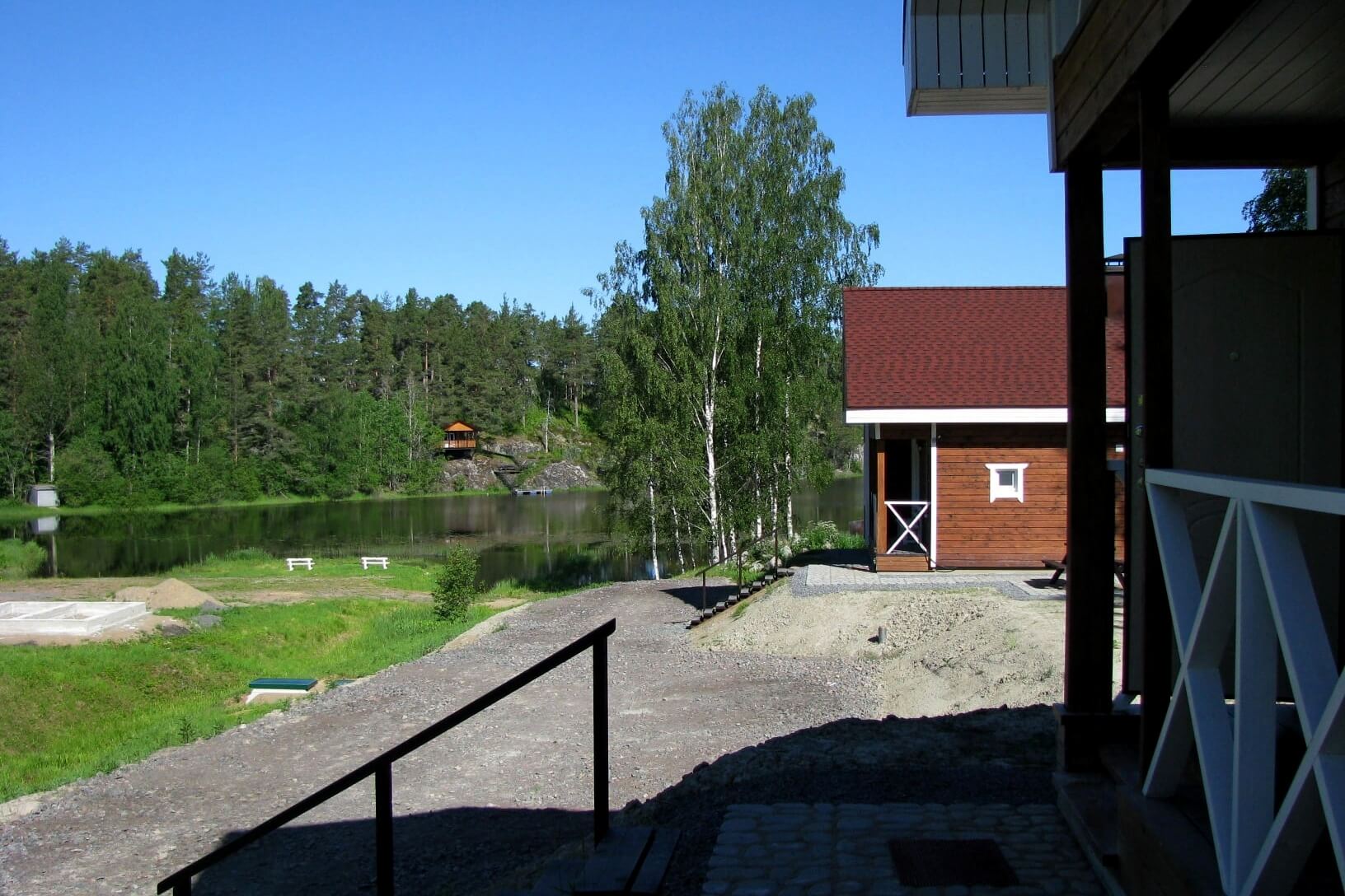 Отдых в Карелии: скалы, лес, деревянные финские домики.