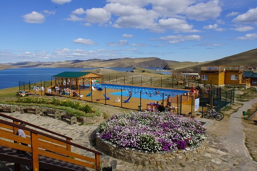 Большой, открытый бассейн с видом на озеро Байкал.