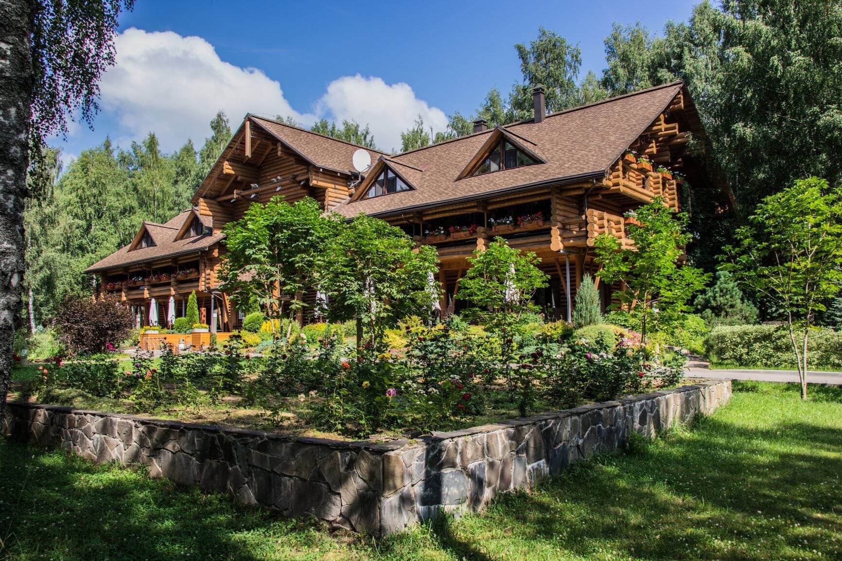 Огромный, шикарный гостевой дом в густых зарослях Костромских лесов.