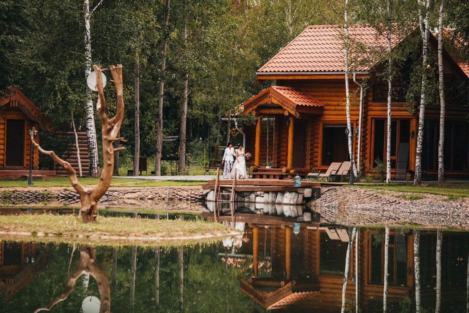 Декоративный пруд, невеста с букетом.