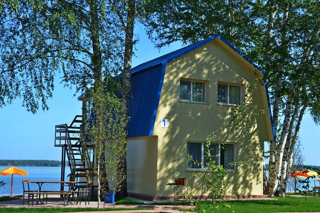 Большой гостевой дом с синей крышей. Вид из окон - на озеро!