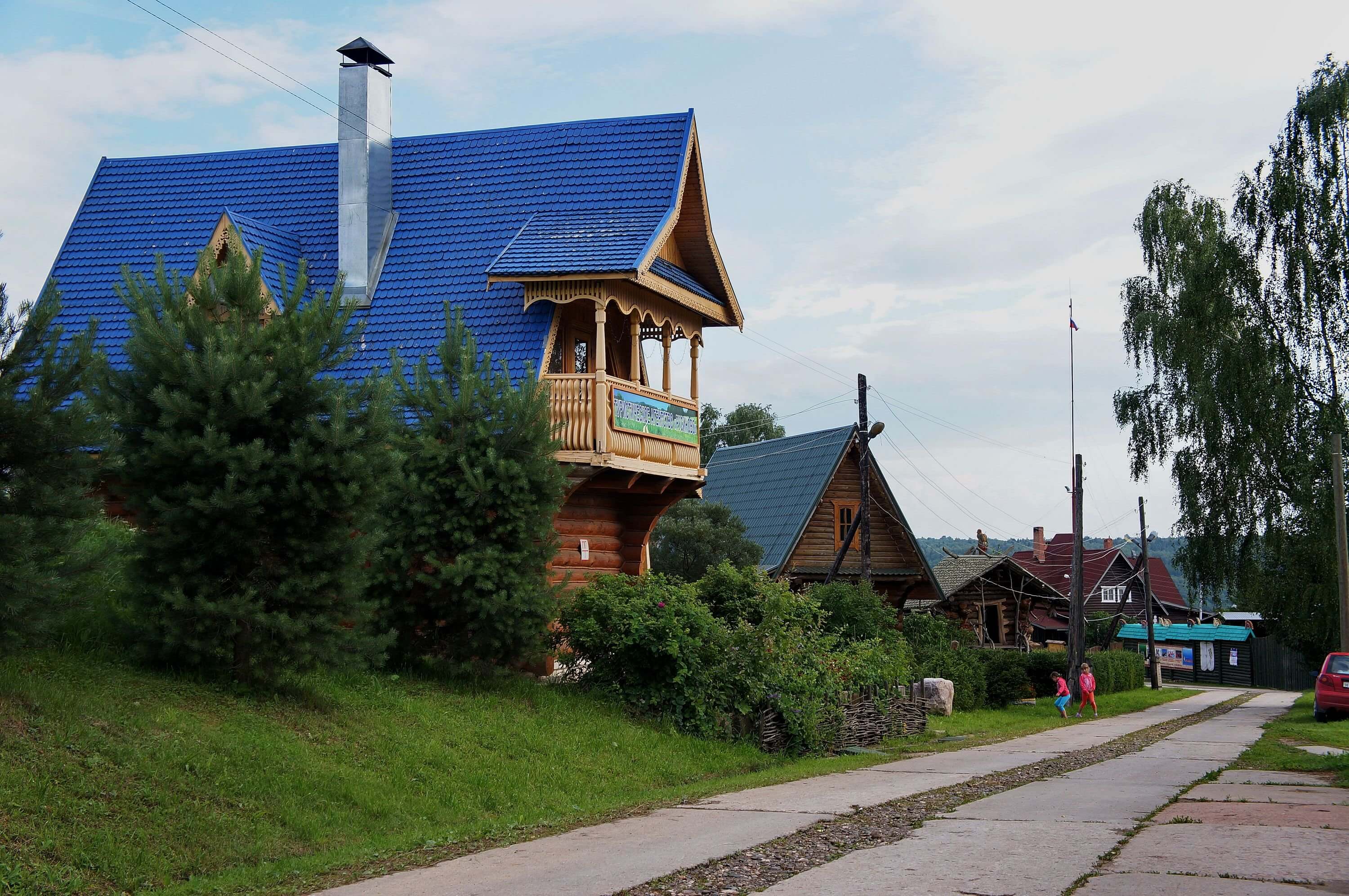 Настоящая, русская деревня. Гостевые дома, дорожка, вечер.