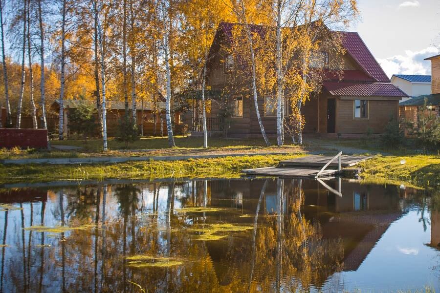 Золотая осень. Гостевой дом, небольшой пирс у пруда.