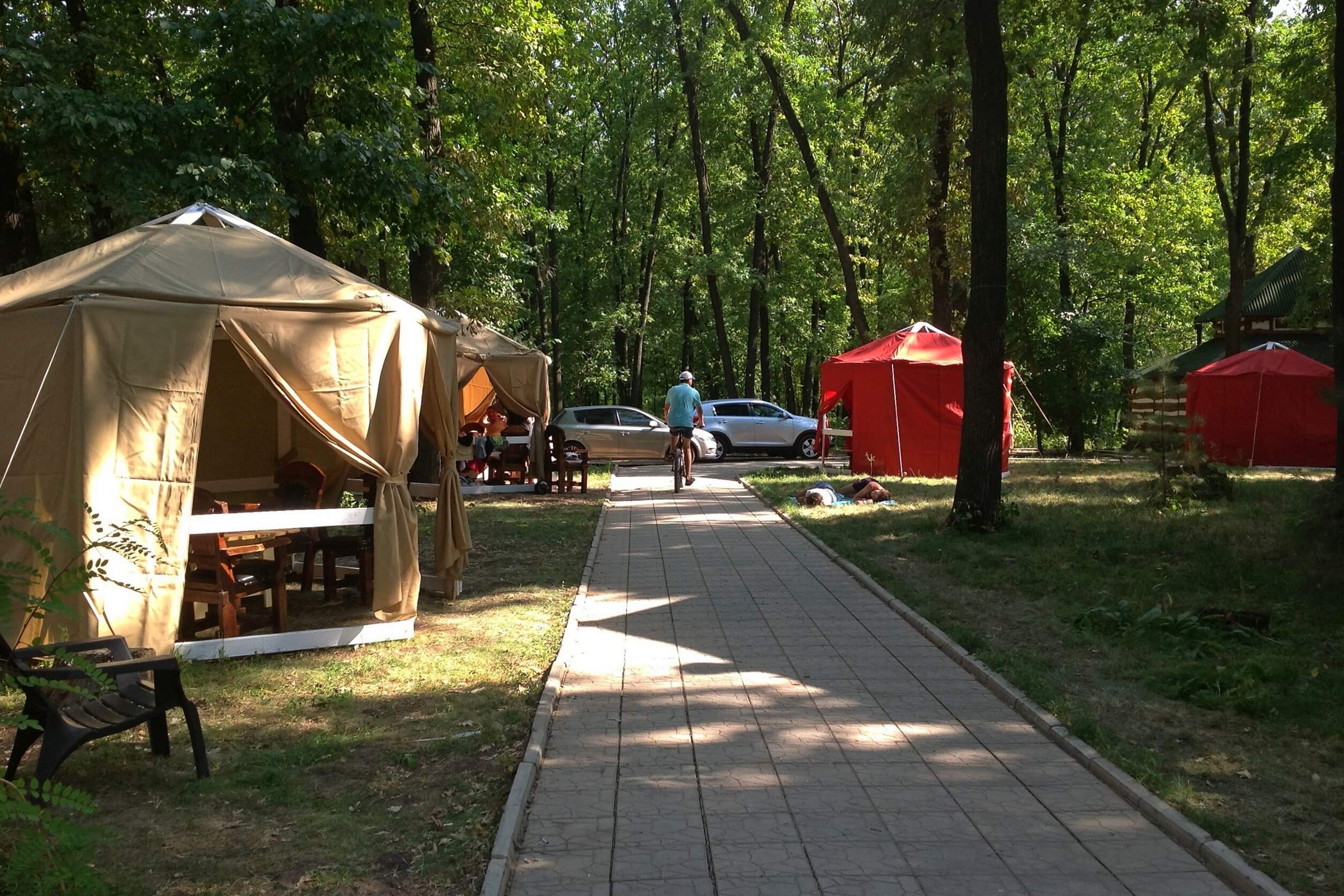 Вдоль центральной аллеи установлены летние беседки-палатки