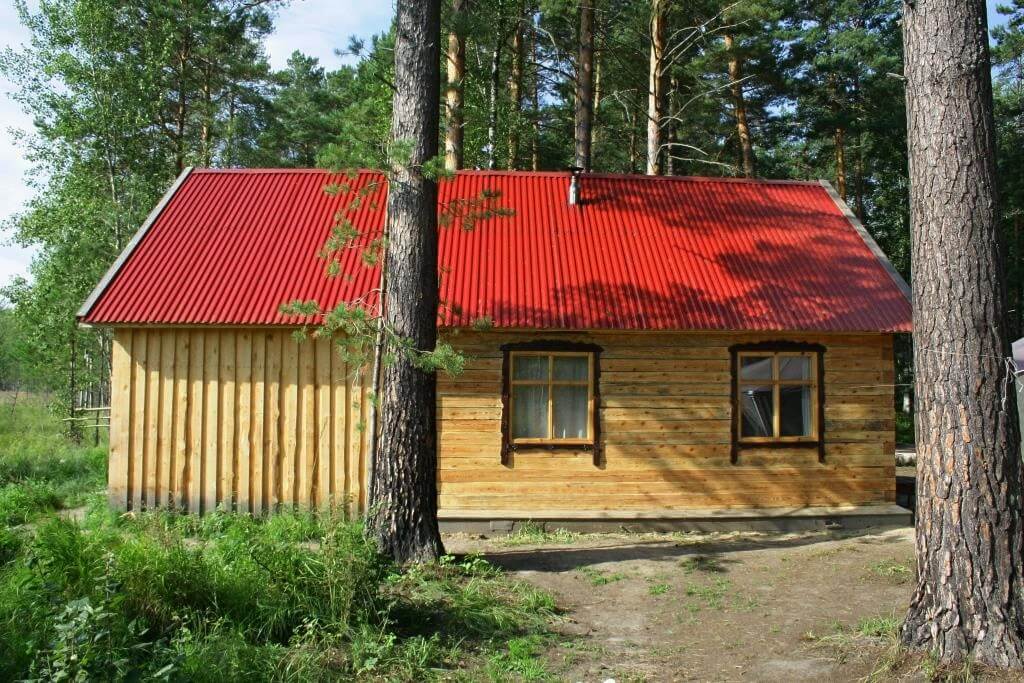 Дом с красной крышей.