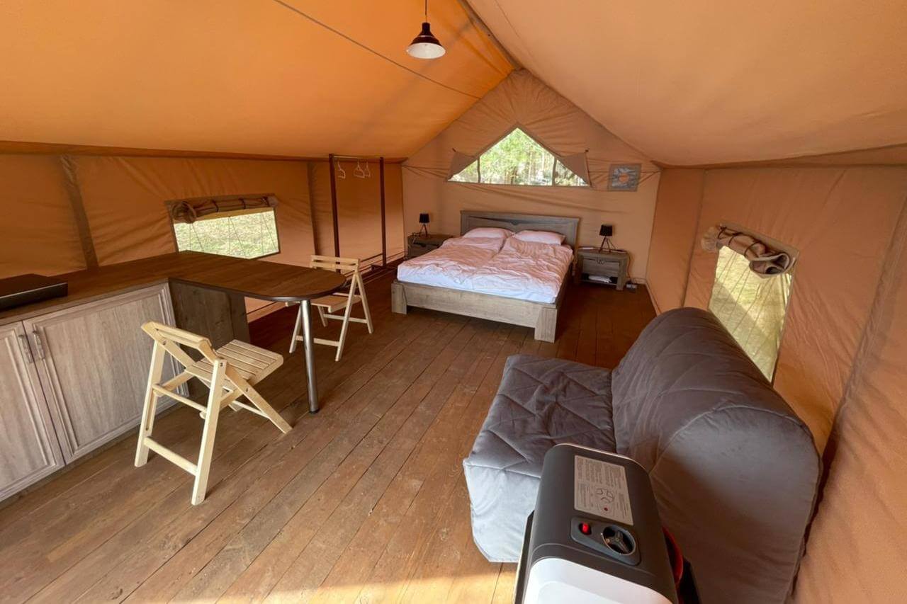 Интерьер палатки - уровень современного, гостиничного номера.