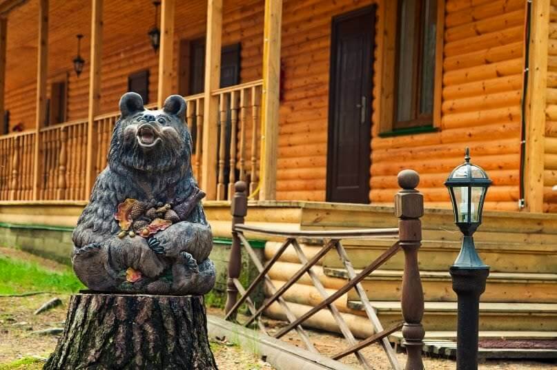 Скульптура медведя перед домом.