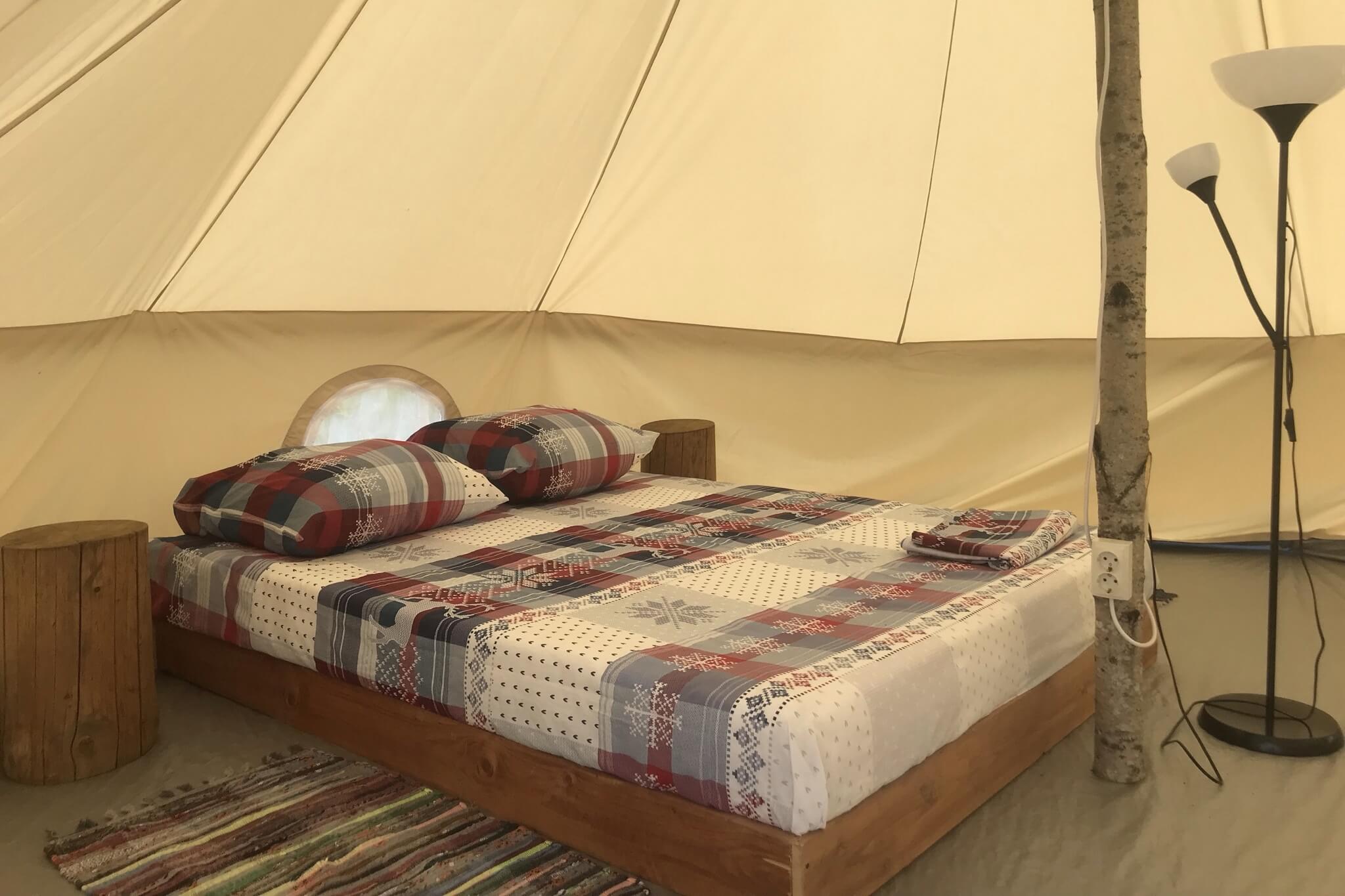 В палатке - удобная, двухместная кровать.