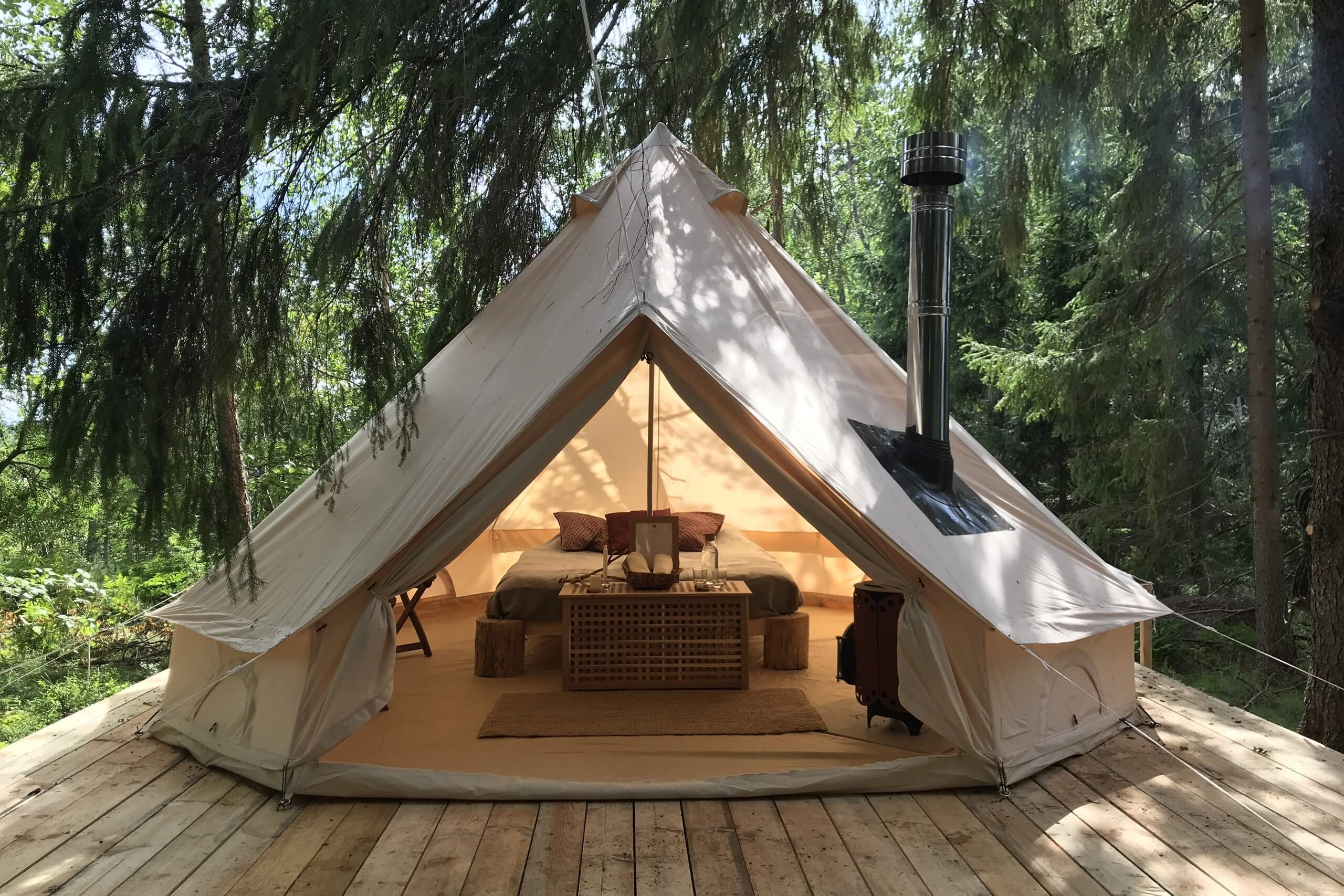 Небольшая палатка с подиумом и мини-печкой.