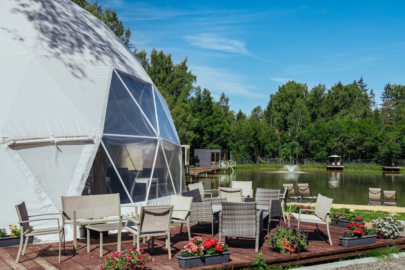 Круглая сфера-палатка, ресторан для гостей.